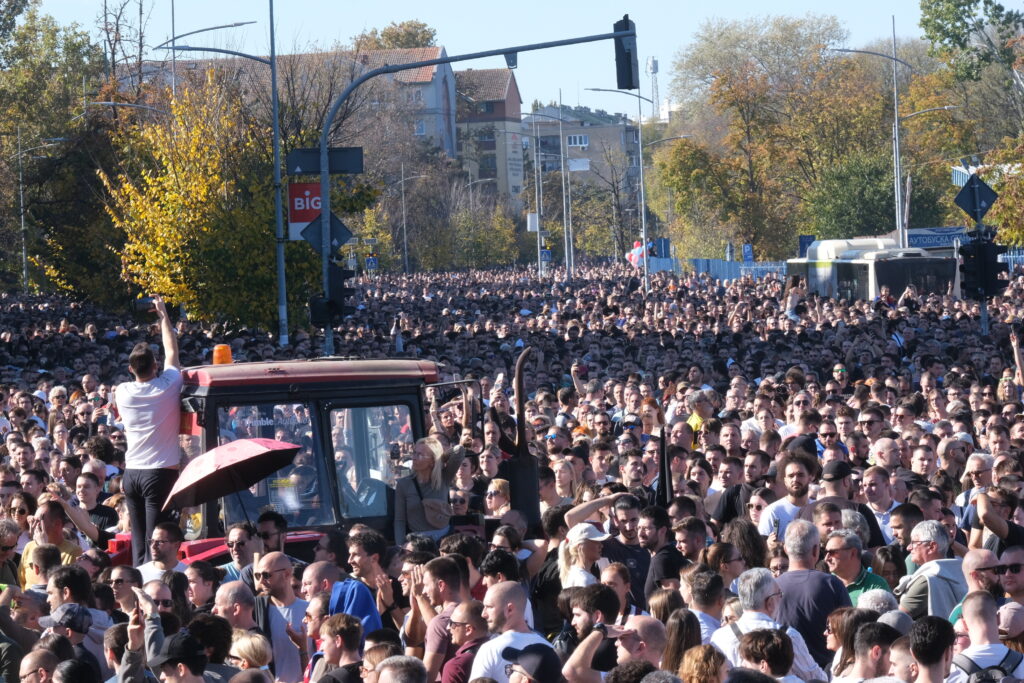 Novi Sad, 1.11.2025. Godinu dana od pada nadstrešnice i pogibije 16 ljudi, komemorativni skup, skupili se građani iz svih delova Srbije, kod Železničke stanice, pomen Foto: Vladislav Mitić/Nova.rs