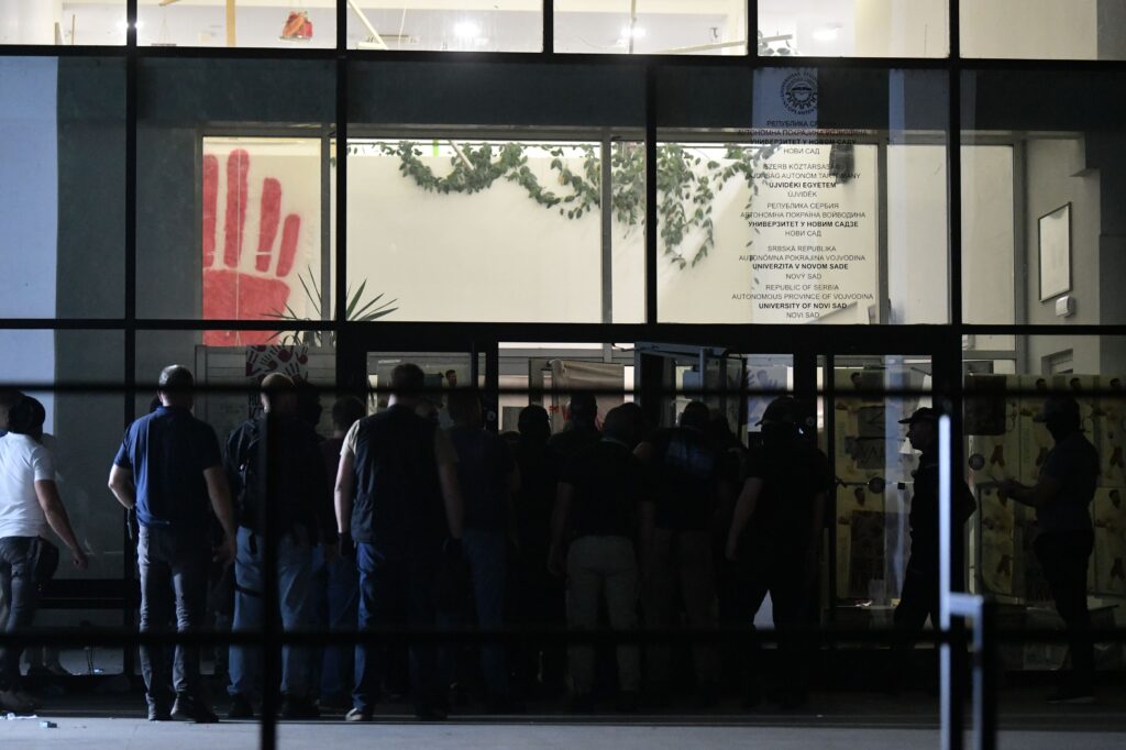Rektorat, policija
Novi Sad 05. septembar 2025. Protest "Srbijo, da li se čujemo?" reakcija studenata u blokadi i građana na dešavanja ispred Filozofskog fakulteta i Rektorata  Foto: Goran Srdanov/Nova.rs