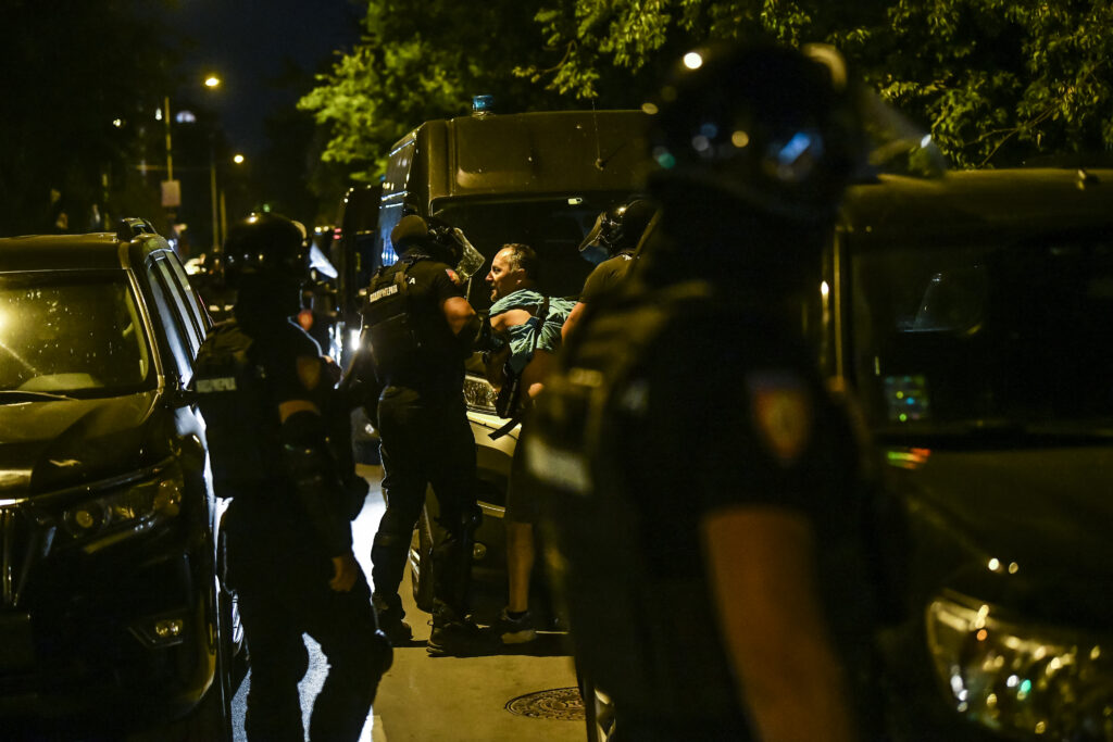 Hapšenje, privođenje, policija
Novi Sad 05. septembar 2025. Protest "Srbijo, da li se čujemo?" reakcija studenata u blokadi i građana na dešavanja ispred Filozofskog fakulteta i Rektorata  Foto: Goran Srdanov/Nova.rs