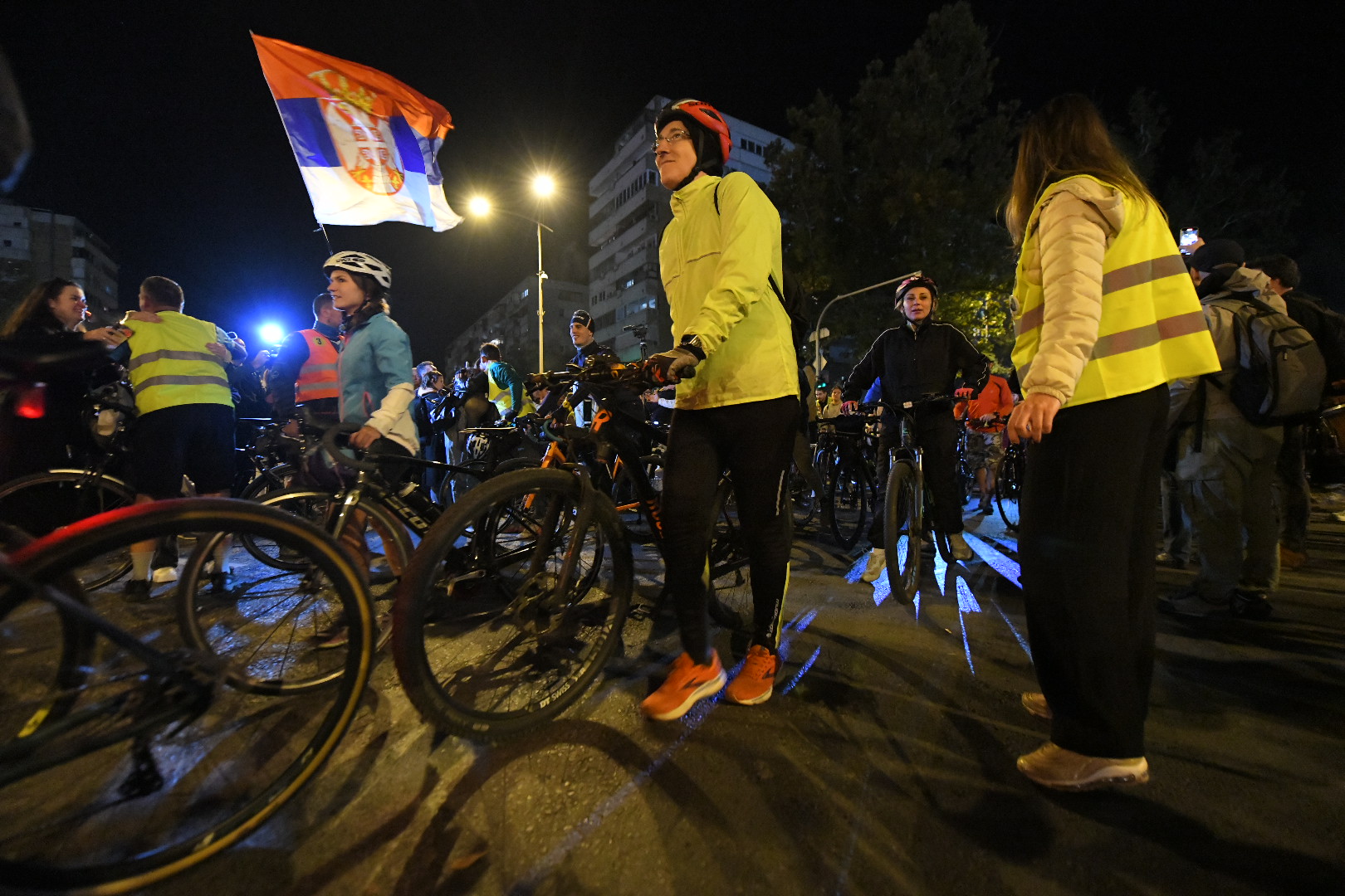 Novi Sad 31.10.2025. Biciklisti. Građani dočekuju studente koji pešače do Novog Sada kako bi pristustvovali komemorativnom skupu 01. novmebra. Studenti, doček, građani Foto: Amir Hamzagić/Nova.rs