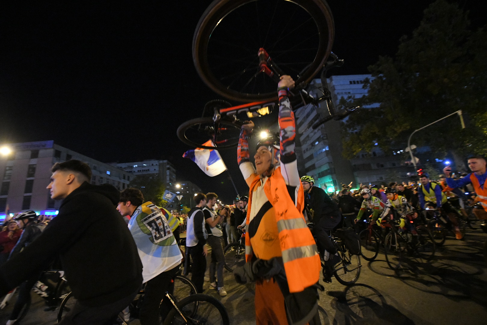 Novi Sad 31.10.2025. Biciklisti. Građani dočekuju studente koji pešače do Novog Sada kako bi pristustvovali komemorativnom skupu 01. novmebra. Studenti, doček, građani Foto: Amir Hamzagić/Nova.rs