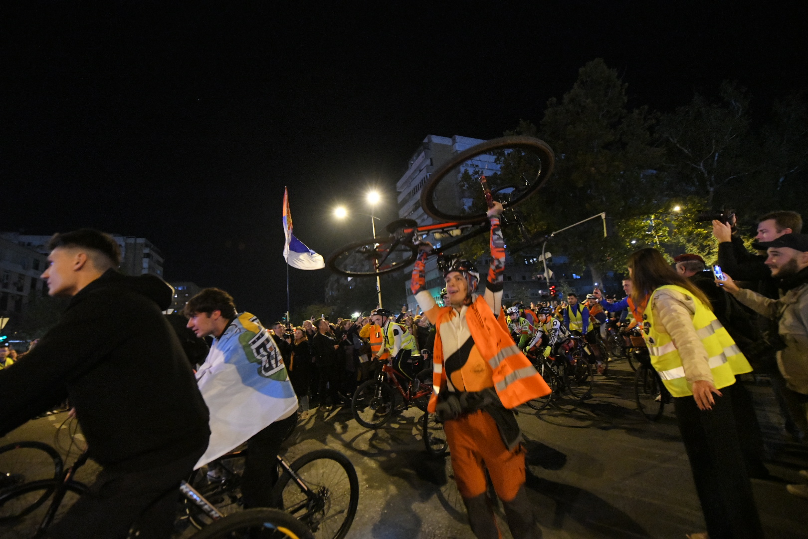 Novi Sad 31.10.2025. Biciklisti. Građani dočekuju studente koji pešače do Novog Sada kako bi pristustvovali komemorativnom skupu 01. novmebra. Studenti, doček, građani Foto: Amir Hamzagić/Nova.rs