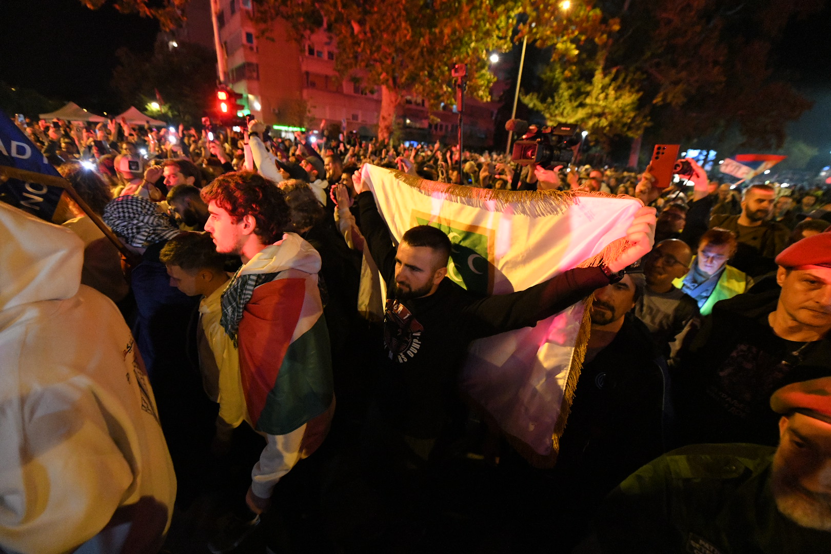 Novi Sad 31.10.2025. Građani dočekuju studente koji pešače do Novog Sada kako bi pristustvovali komemorativnom skupu 01. novmebra. Studenti, doček, građani Foto: Amir Hamzagić/Nova.rs