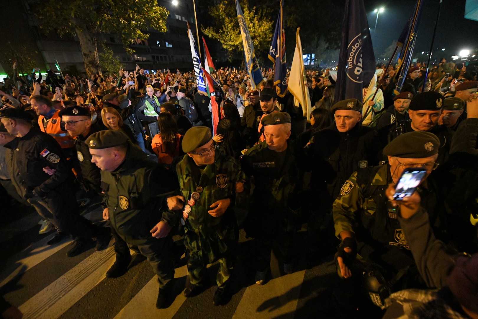 Novi Sad 31.10.2025. Građani dočekuju studente koji pešače do Novog Sada kako bi pristustvovali komemorativnom skupu 01. novmebra. Studenti, doček, građani Foto: Amir Hamzagić/Nova.rs