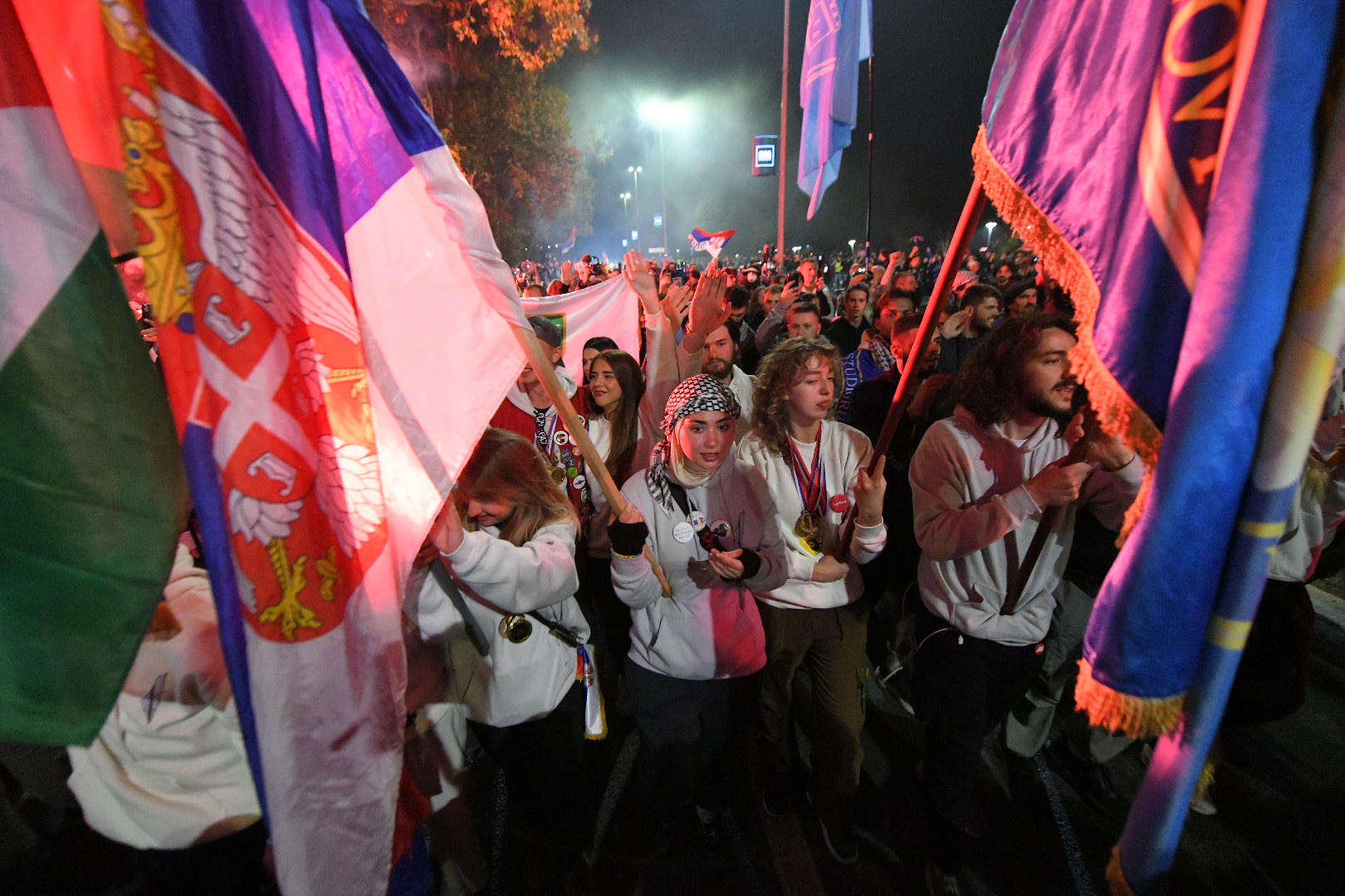 Novi Sad 31.10.2025. Građani dočekuju studente koji pešače do Novog Sada kako bi pristustvovali komemorativnom skupu 01. novmebra. Studenti, doček, građani Foto: Amir Hamzagić/Nova.rs