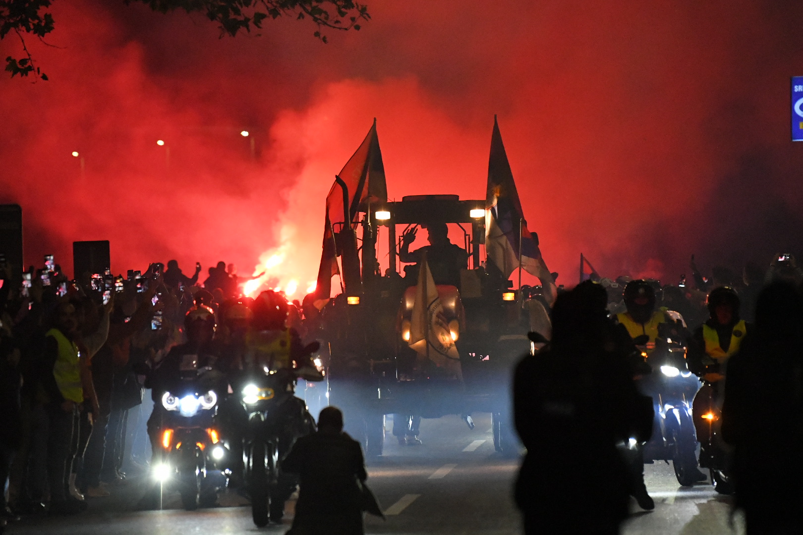 Novi Sad 31.10.2025. Građani dočekuju studente koji pešače do Novog Sada kako bi pristustvovali komemorativnom skupu 01. novmebra. Studenti, doček, građani Foto: Amir Hamzagić/Nova.rs