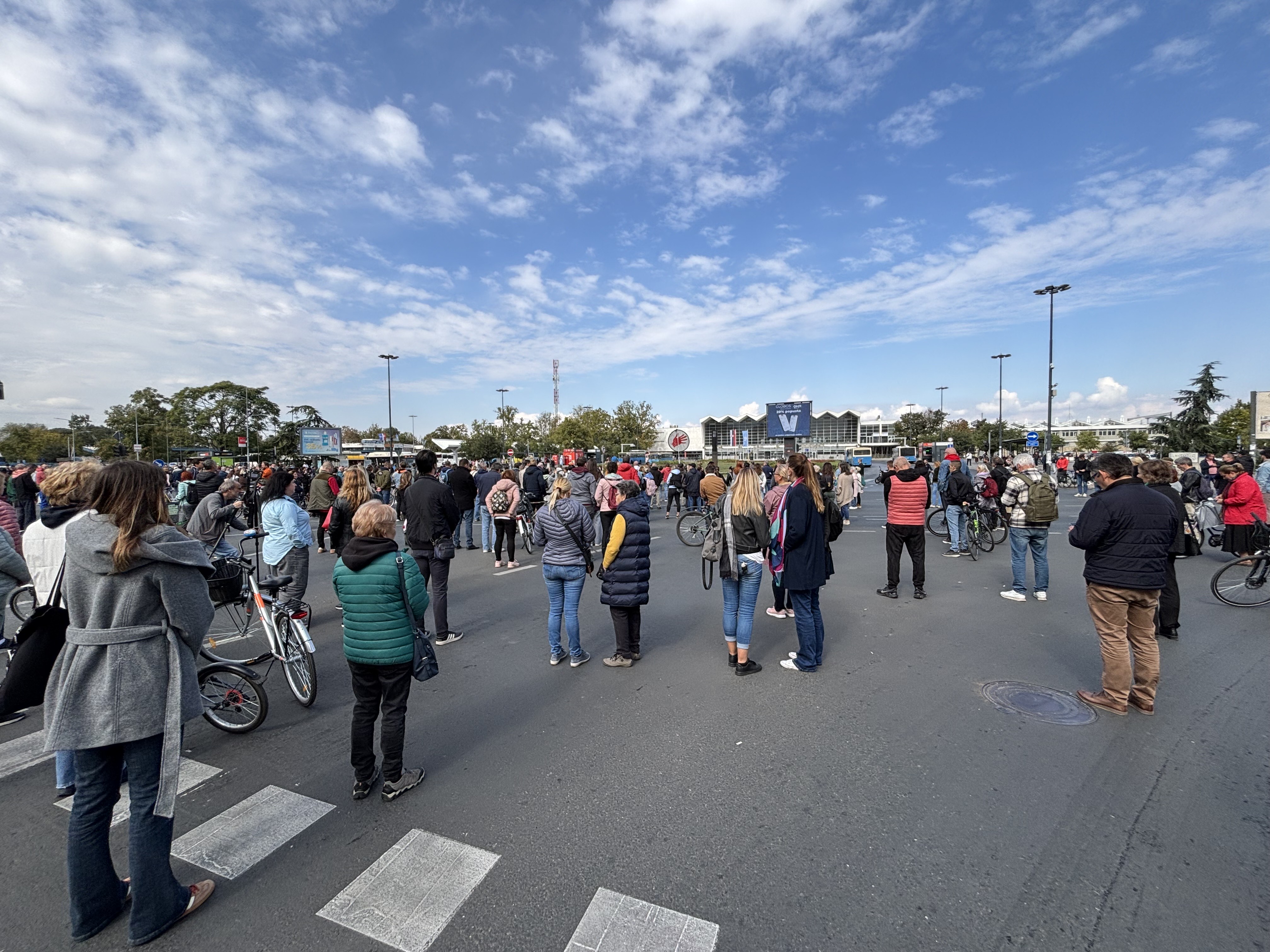 Blokada raskrsnice kod z stanice povodom 11 meseci od pada nadstresnice Novi Sad (1)