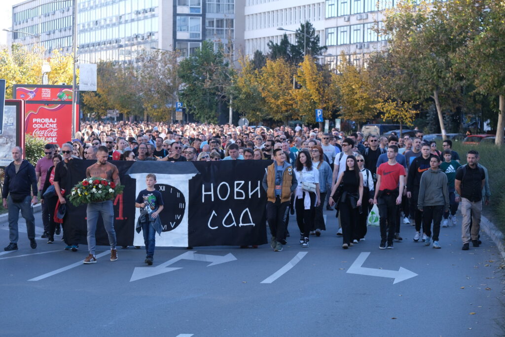 1761990472-Komemorativni-skup-u-Novom-Sadu-godinu-dana-od-pada-nadstresnice-Foto-Vladislav-Mitic-Nova-6-1024x683.jpeg