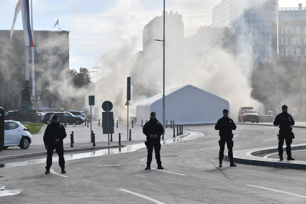 Beograd 22.10.2025. Požar ispred skupštine, ćacilend gori