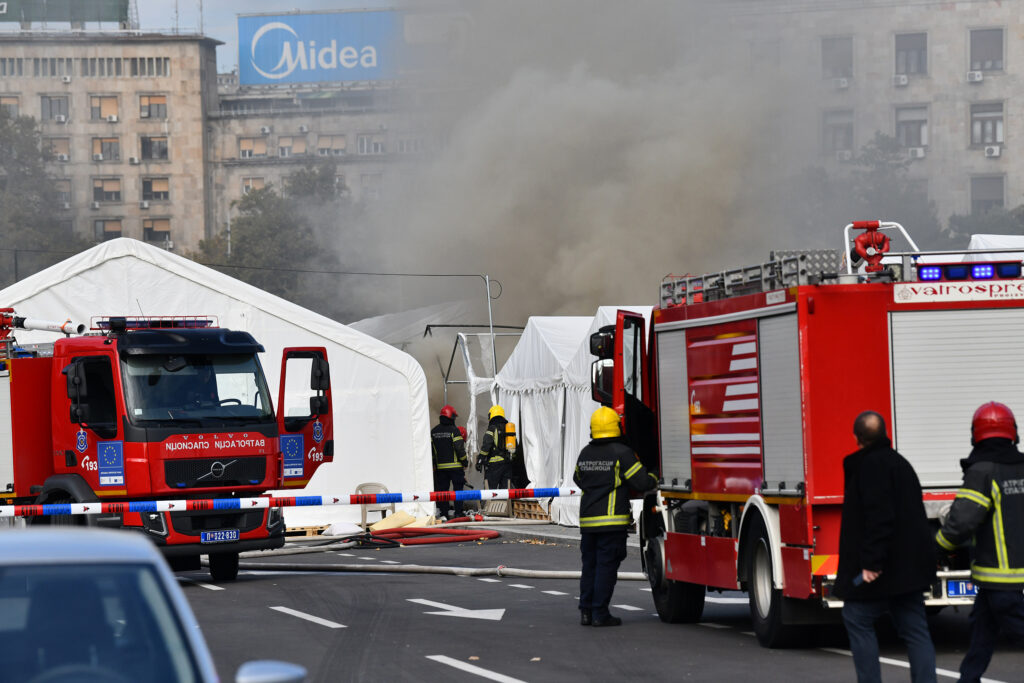 Beograd 22.10.2025. Požar ispred skupštine, ćacilend gori