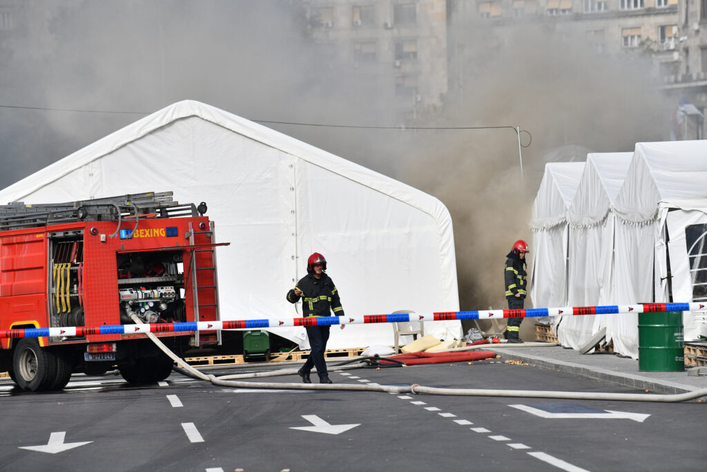 Beograd 22.10.2025. Požar ispred skupštine, ćacilend gori