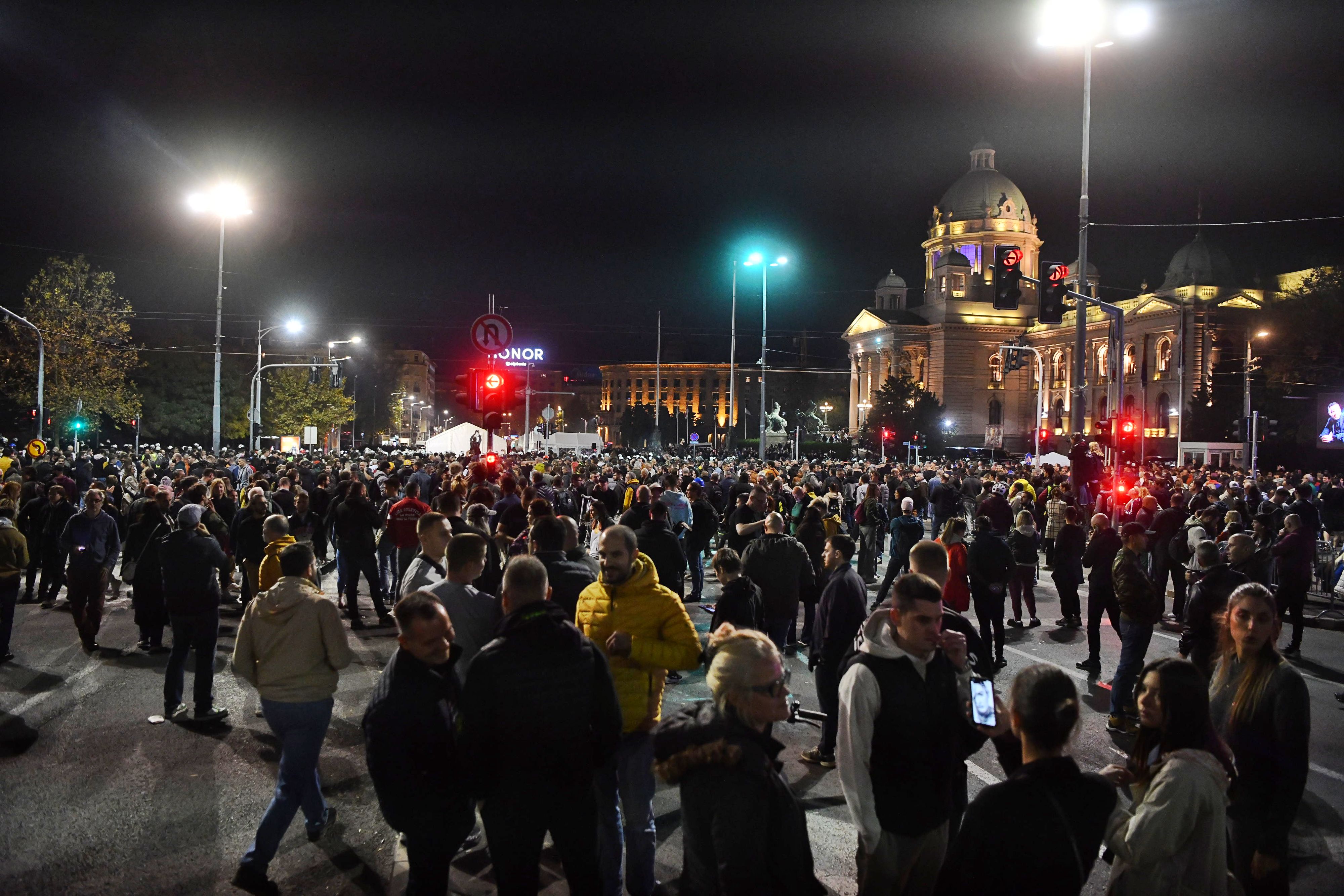 Beograd 02.11.2025. Skup podrške Dijani Hrki ispred platoa Narodne Skupštine. Dijana Hrka otpočela je štrajk glađu. Okupljeni građani, narod, protest. Foto: Goran Srdanov/Nova.rs