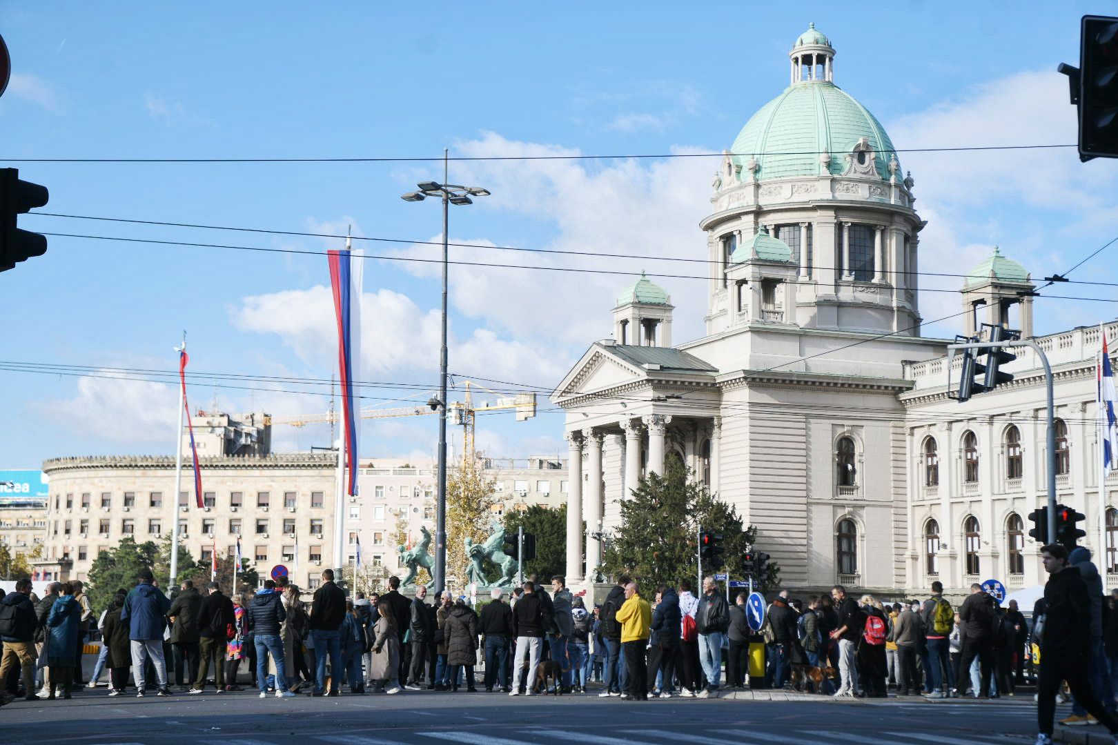 Beograd 04. novembar 2025. Simpatizeri vlasti ispred skupštine Srbije Ćaci u Ćacilenndu Ćacilend Foto:Filip Krainčanić/Nova.rs