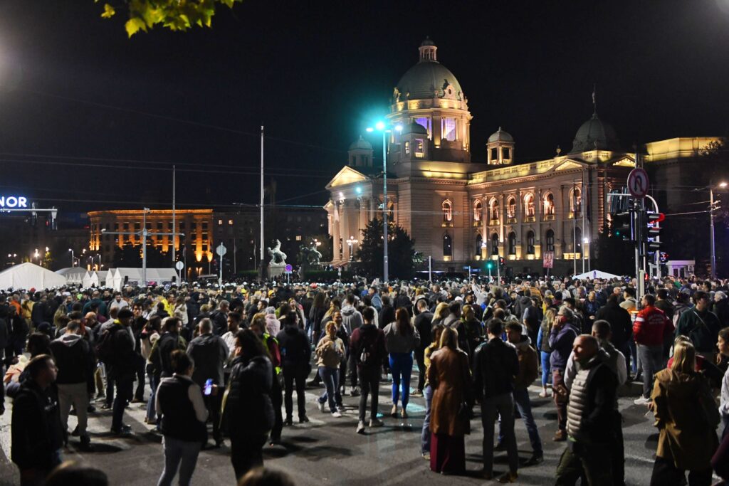 Beograd 02.11.2025. Skup podrške Dijani Hrki ispred platoa Narodne Skupštine. Dijana Hrka otpočela je štrajk glađu. Okupljeni građani, narod, protest. Foto: Goran Srdanov/Nova.rs
