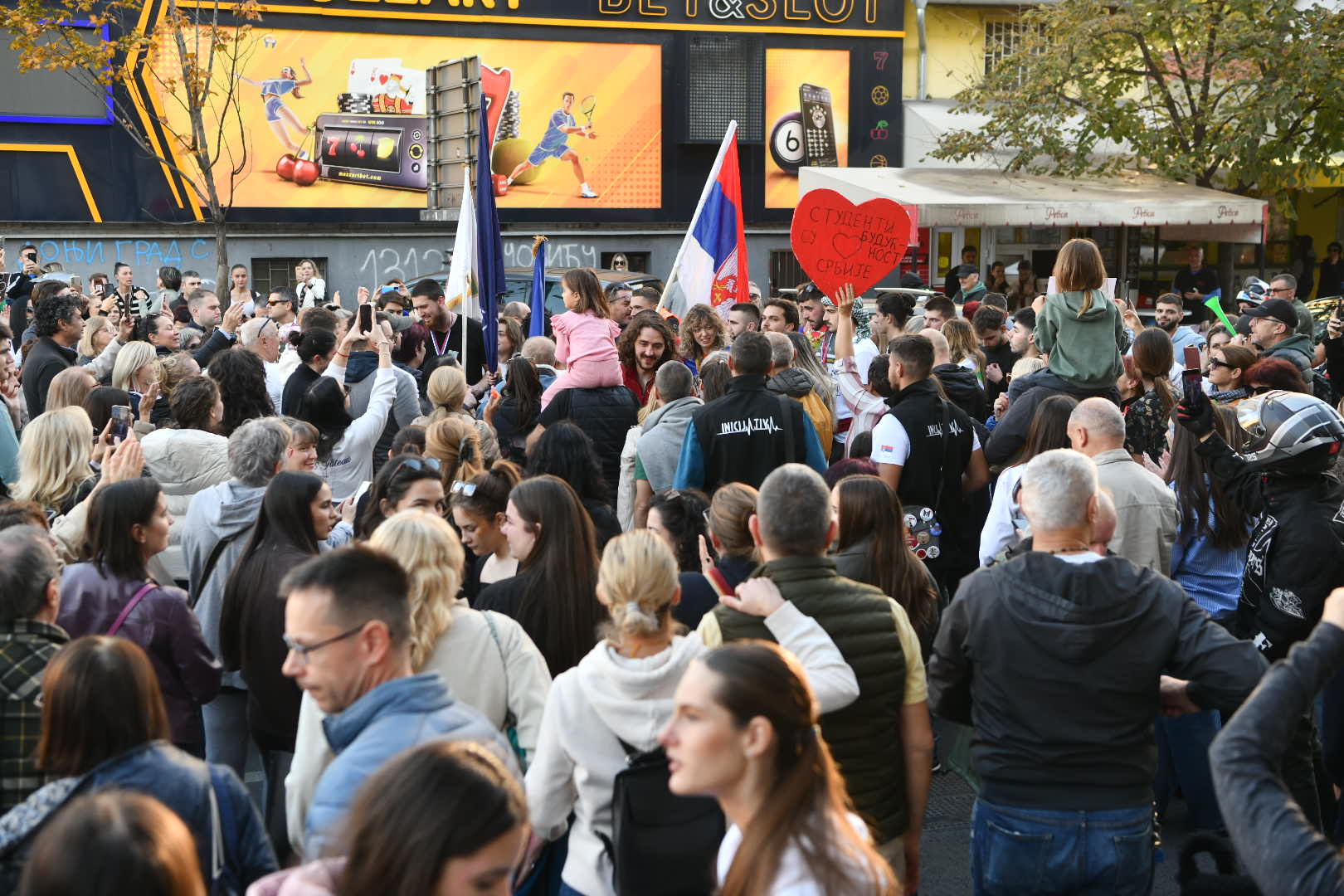 Beograd 29.10.2025. Studenti koji pešače od Novog Pazara do Novog Sada, stigli u Zemun, studenti dočekani u Zemunu, doček u Zemunu Foto: Goran Srdanov/Nova.rs