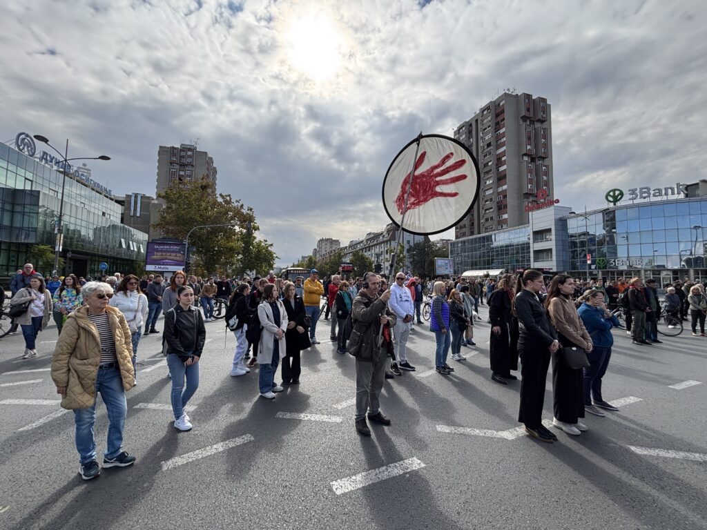 Novi Sad 01. oktobar 2025. Blokada raskrsnice kod železničke stanice povodom 11 meseci od pada nadstrešnice Foto:Nova.rs