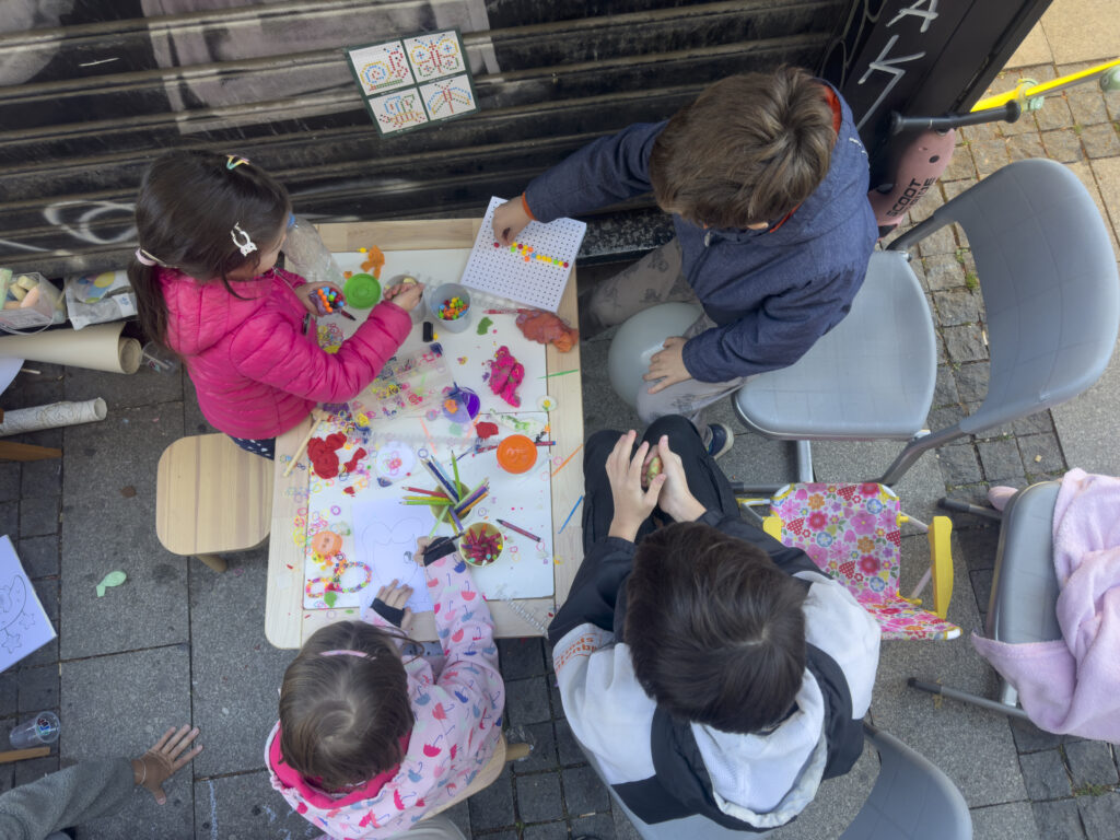 Beograd 19.10.2025. Bazar ispred Pete beogradske gimanzije, Peta beogradska gimanzija, bazra, prikupljanje sredstava Foto: Vladislav Mitić/Nova.rs