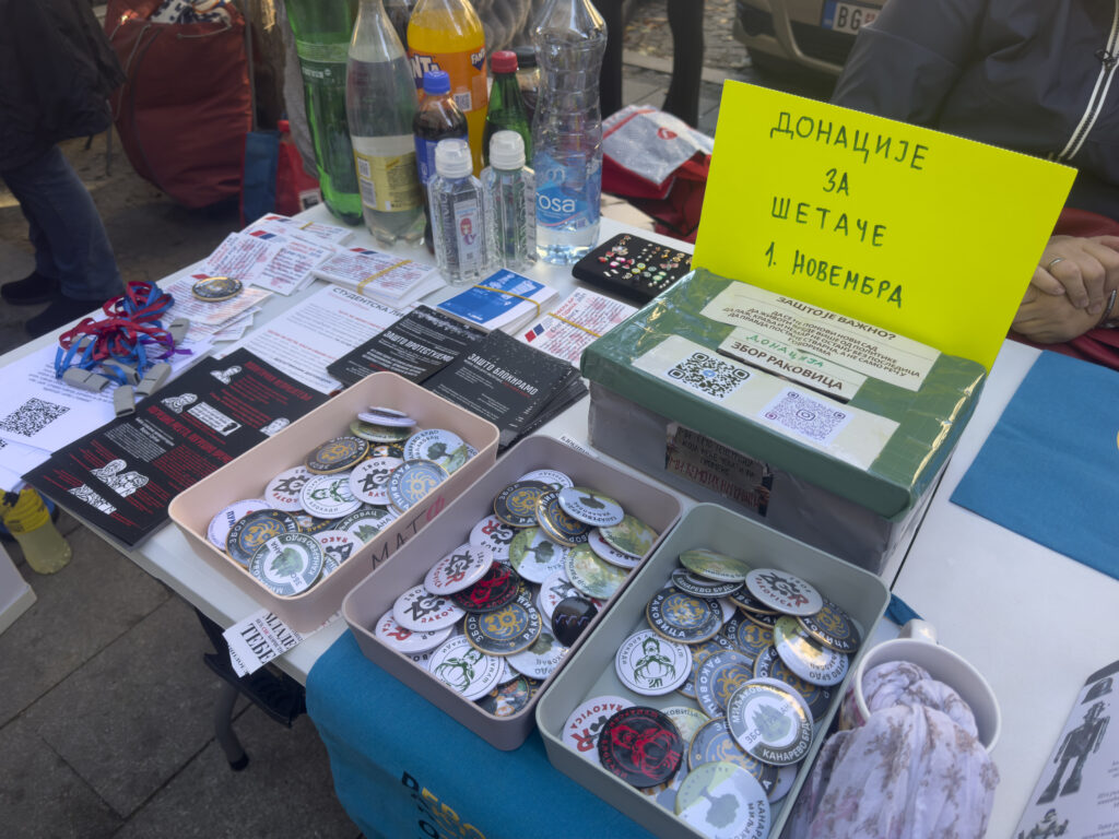 Beograd 19.10.2025. Bazar ispred Pete beogradske gimanzije, Peta beogradska gimanzija, bazra, prikupljanje sredstava Foto: Vladislav Mitić/Nova.rs