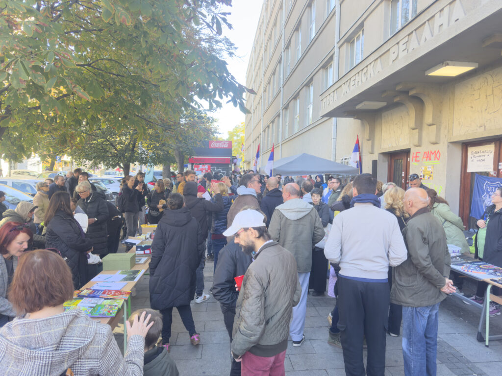Beograd 19.10.2025. Bazar ispred Pete beogradske gimanzije, Peta beogradska gimanzija, bazra, prikupljanje sredstava Foto: Vladislav Mitić/Nova.rs