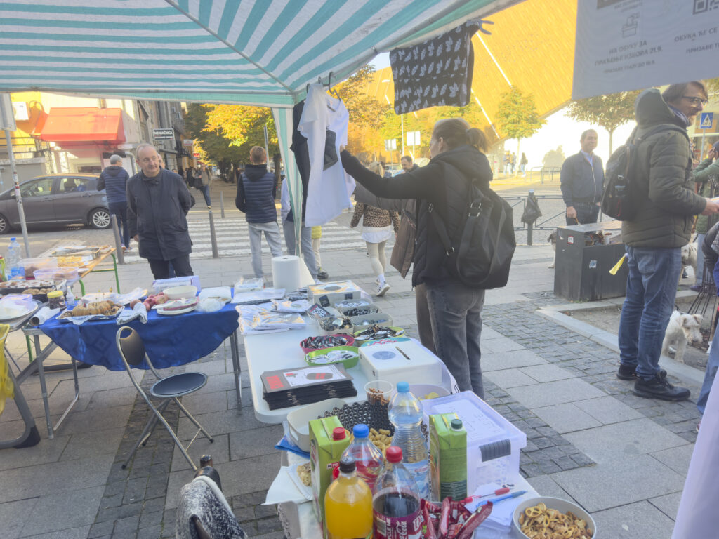 Beograd 19.10.2025. Bazar ispred Pete beogradske gimanzije, Peta beogradska gimanzija, bazra, prikupljanje sredstava Foto: Vladislav Mitić/Nova.rs