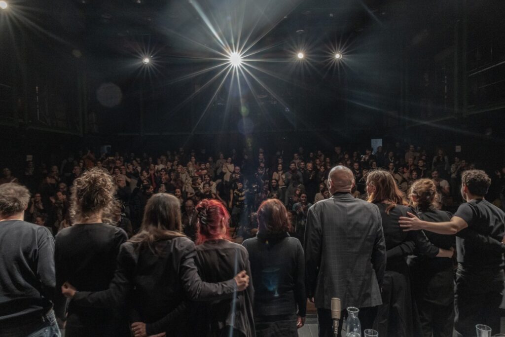 Poklon nakon predstave Proces Peliko Foto: Jelena Janković