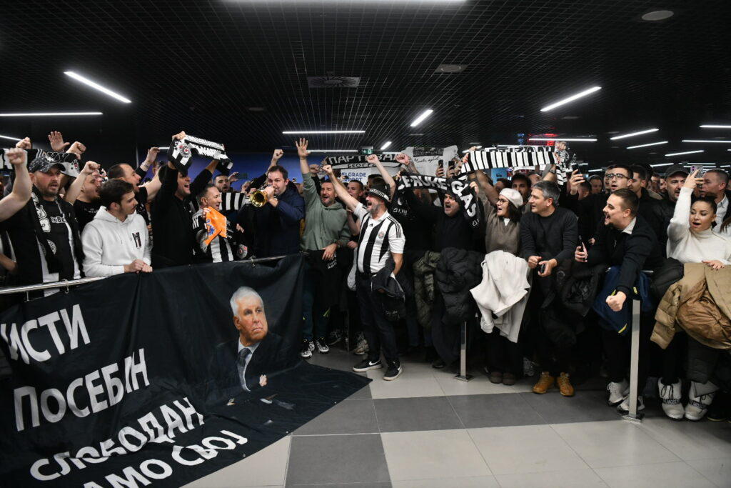 Beograd 27. novembar 2025. Navijači Partizana organizovali su doček za trenera Željka Obradovića na beogradskom aerodromu Foto:Goran Srdanov/Nova.rs