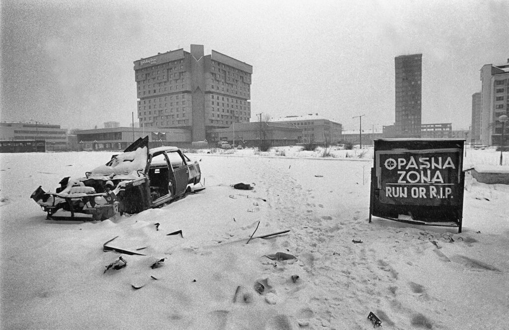 Sarajevo, febbraio 1994.
Hotel Holiday Inn, "run or  R.I.P." Izložba fotografija “SARAJEVO 1992-1996 / NAJDUŽA OPSADA” italijanskog fotoreportera Maria Boče u M90 - Muzeju devedesetih uz razgovor sa autorom i vođenje kroz izložbu