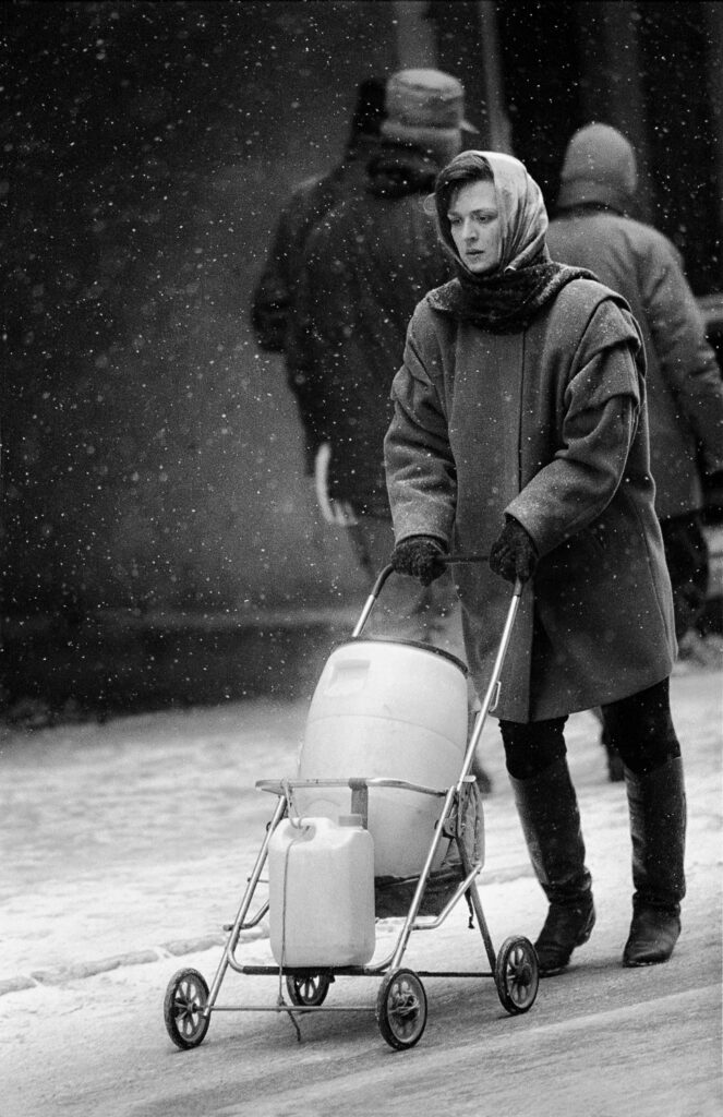 Sarajevo, gennaio 1993
Donna con passeggino adattato al trasporto di acqua potabile Izložba fotografija “SARAJEVO 1992-1996 / NAJDUŽA OPSADA” italijanskog fotoreportera Maria Boče u M90 - Muzeju devedesetih uz razgovor sa autorom i vođenje kroz izložbu