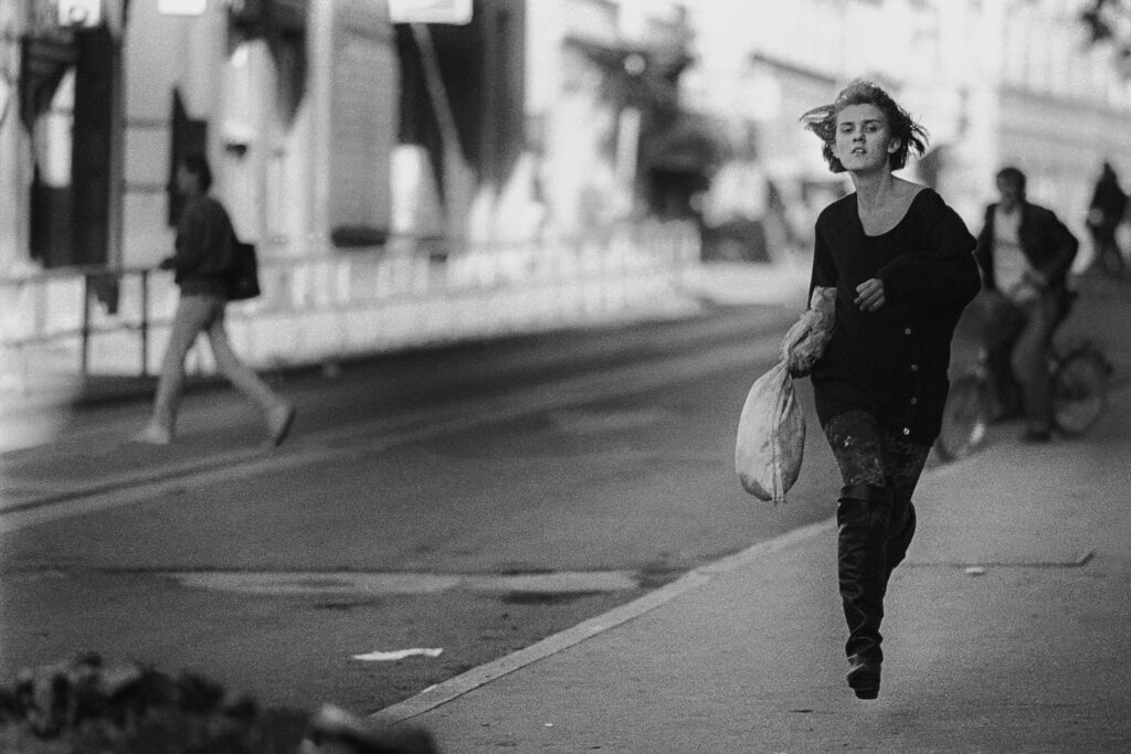 SARAJEVO - settembre 1993 - granate sulla via Maresciallo Tito
"la ragazza che corre" Izložba fotografija “SARAJEVO 1992-1996 / NAJDUŽA OPSADA” italijanskog fotoreportera Maria Boče u M90 - Muzeju devedesetih uz razgovor sa autorom i vođenje kroz izložbu