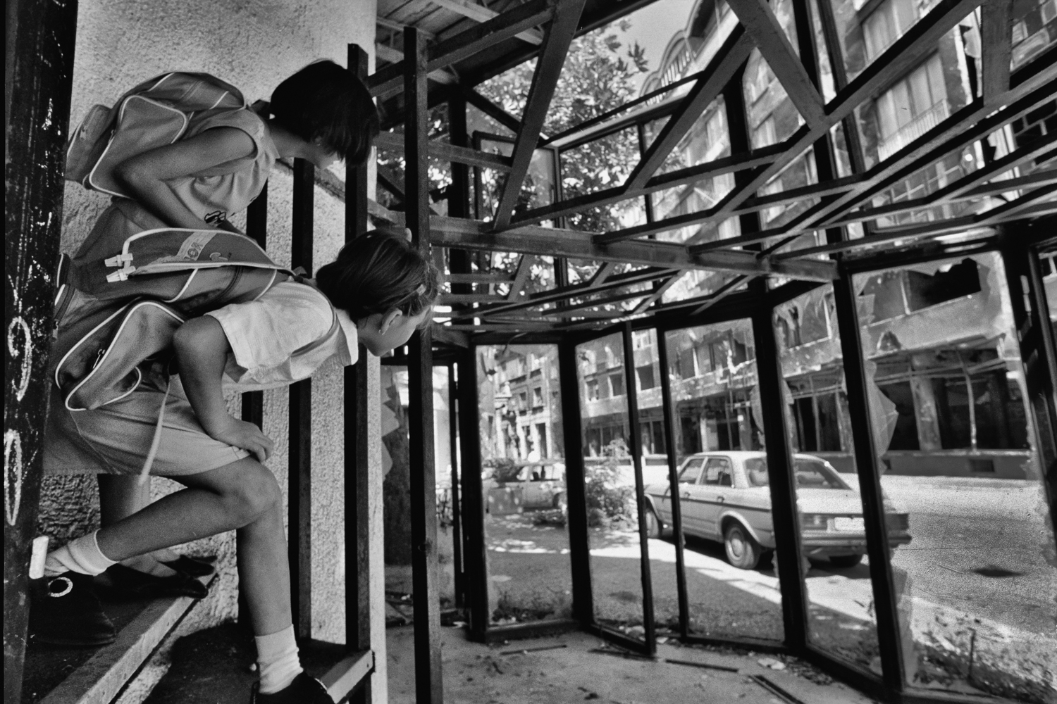 Sarajevo, fsettembre 1994
Bambine si riparano dai colpi che arrivano sulla strada Izložba fotografija “SARAJEVO 1992-1996 / NAJDUŽA OPSADA” italijanskog fotoreportera Maria Boče u M90 - Muzeju devedesetih uz razgovor sa autorom i vođenje kroz izložbu