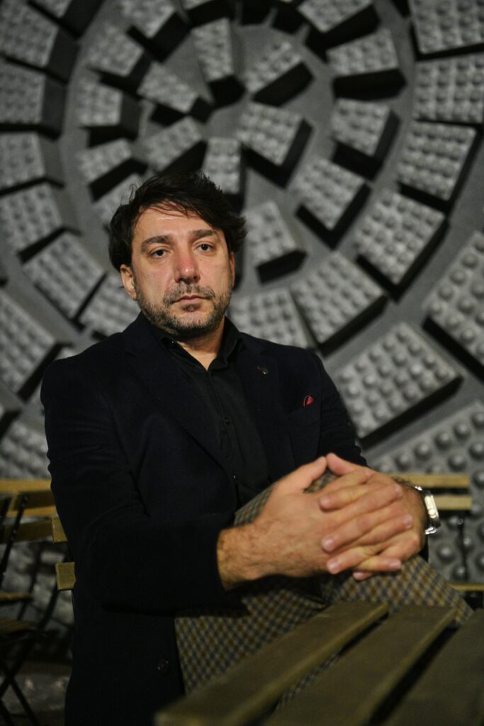 Beograd, 7.11.2025. Senad Šahmanović, crnogorski reditelj Foto: Filip Krainčanić/Nova.rs