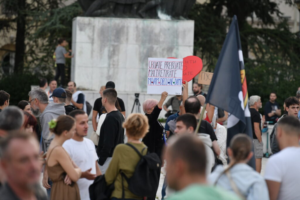 Beograd 18.09.2025. Protest pod nazivom Lance pokidaj, u znak podrške uhapšenom studentu Bogdanu Jovičiću, Zemun, Avijatičarski trg, okupljeni građani Foto: Goran Srdanov/Nova.rs