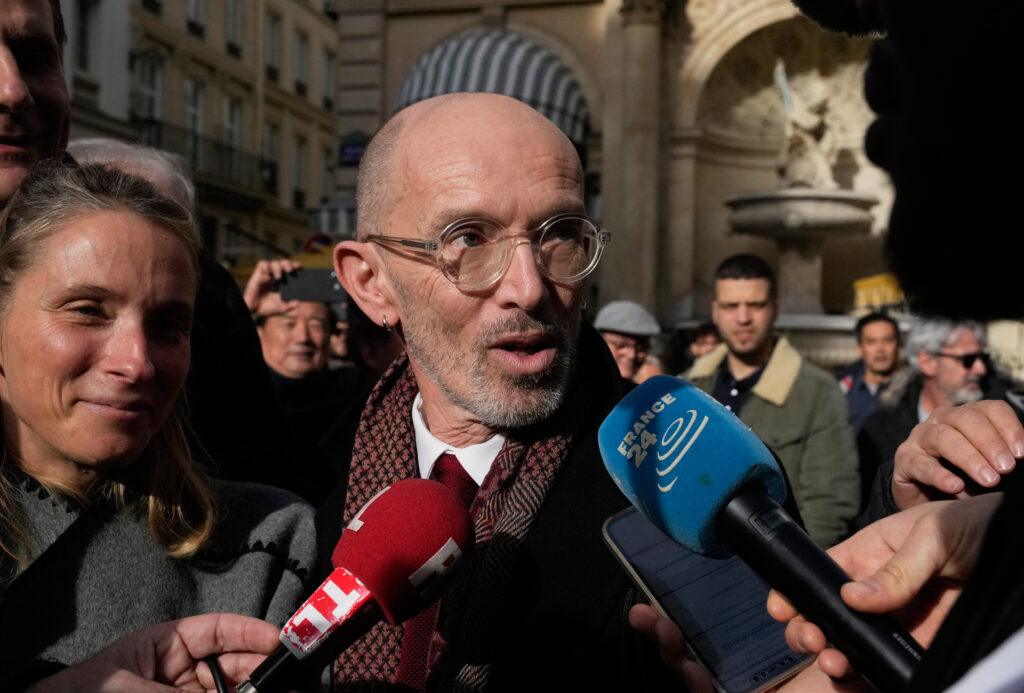 French novelist Laurent Mauvignier arrives after being awarded with the famed literary Goncourt Prize for his book "La Maison Vide" (The Empty House) Tuesday, Nov. 4, 2025 in Paris. (AP Photo/Michel Euler)