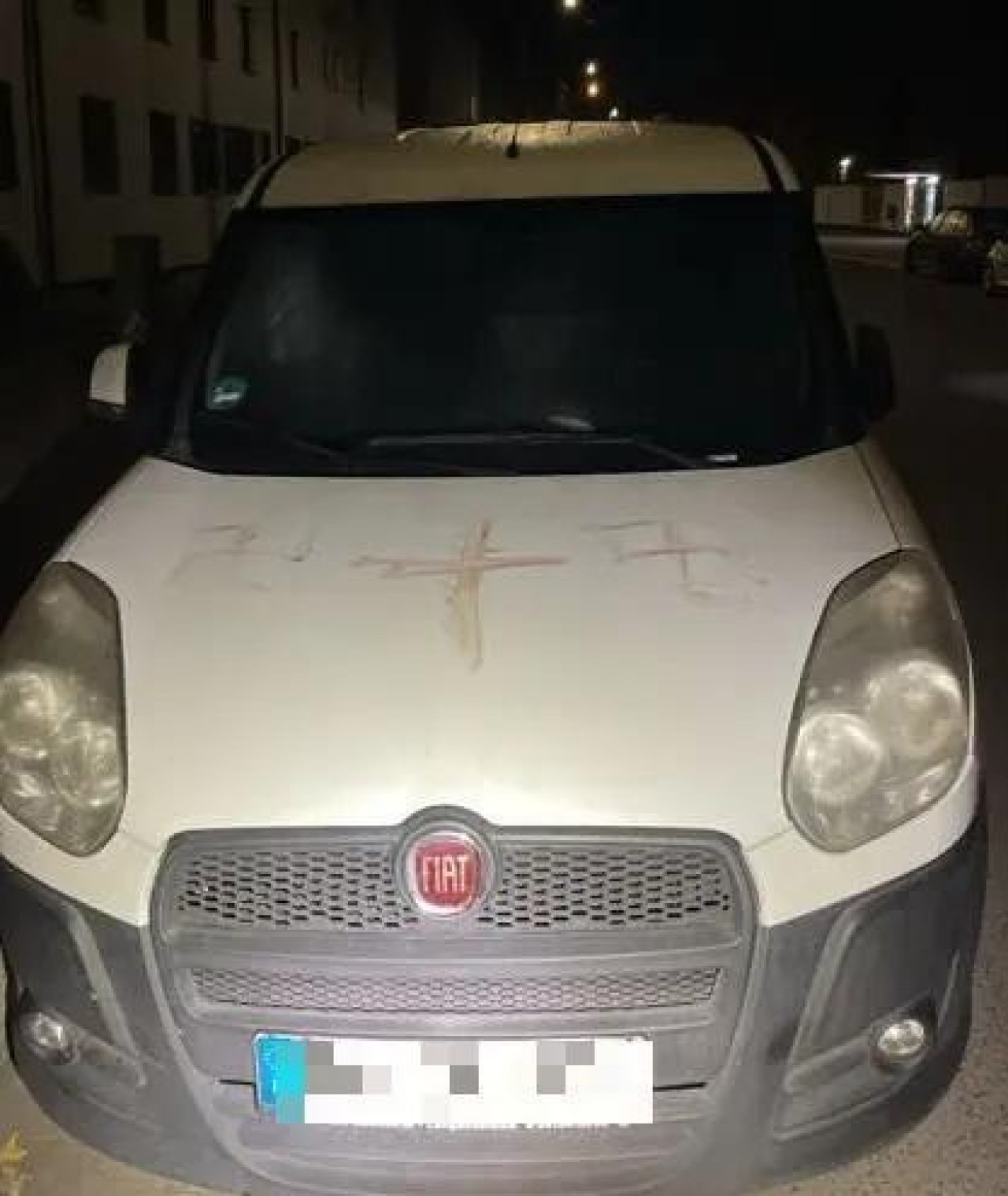 Kukasti krst i krv na automobilu Foto Policija Südosthessen