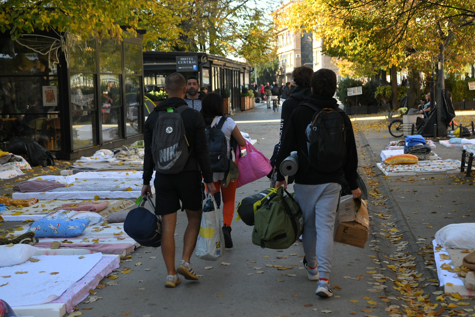 Inđija 31.10.2025. Studenti Inđija, spavanje, buđenje, protest, šetnja, kreveti na ulici fotoreportaža