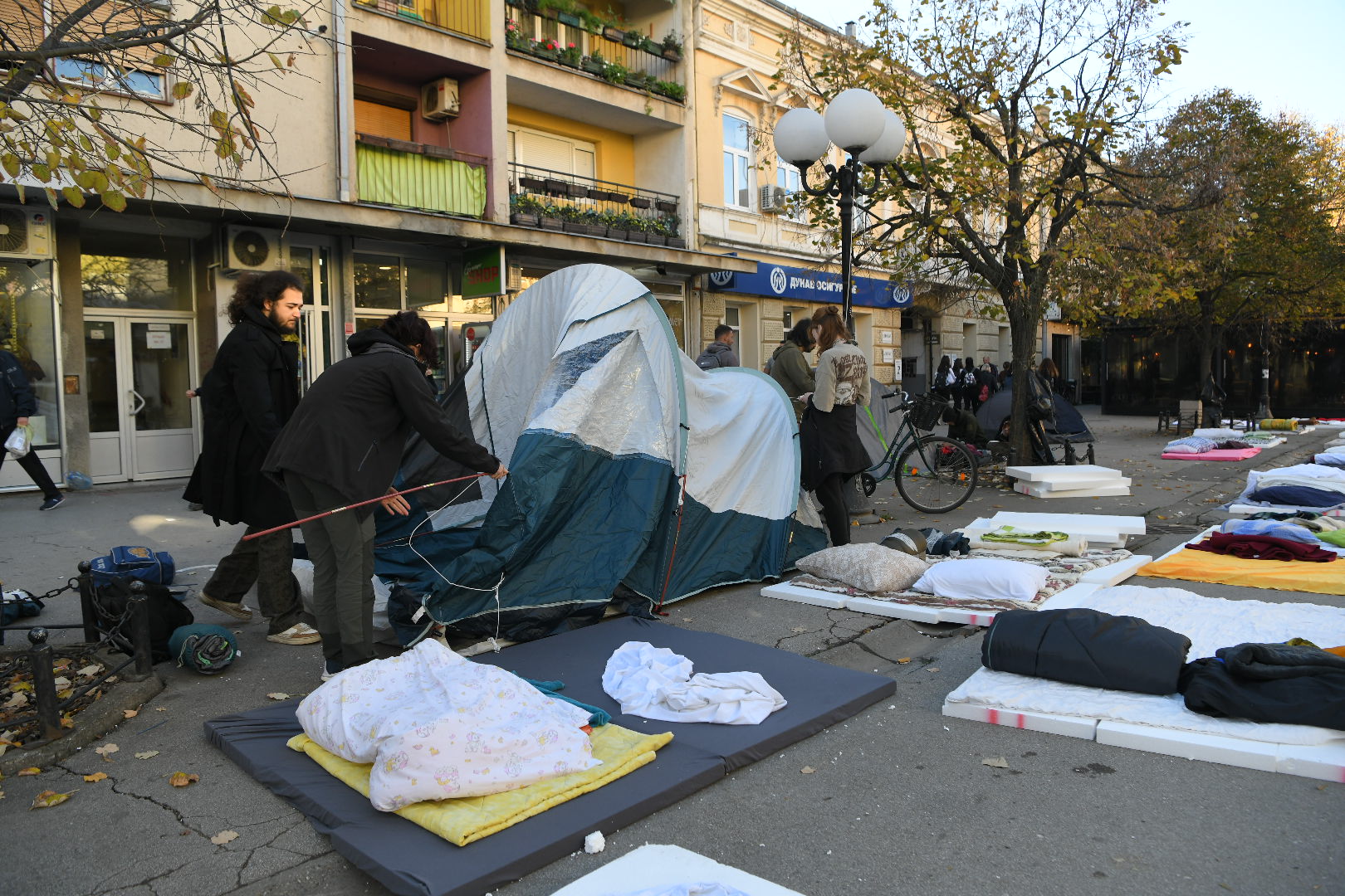 Inđija 31.10.2025. Studenti Inđija, spavanje, buđenje, protest, šetnja, kreveti na ulici