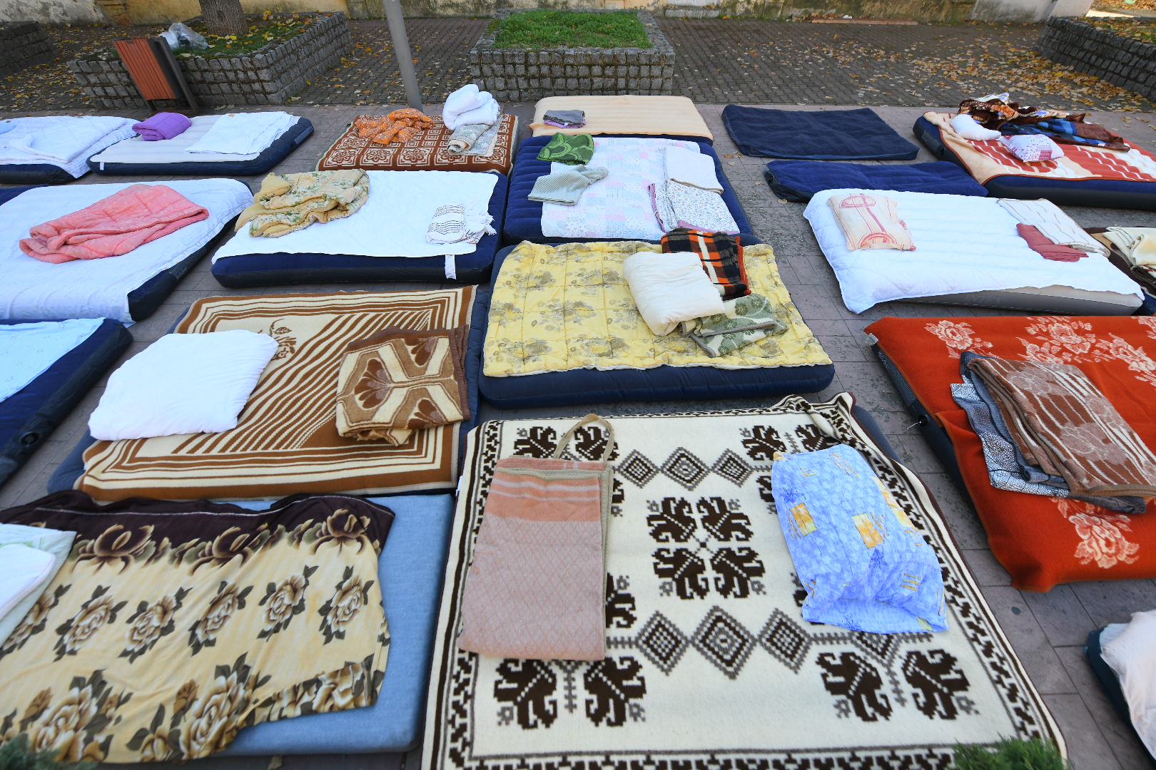 Inđija 31.10.2025. Studenti Inđija, spavanje, buđenje, protest, šetnja, kreveti na ulici fotoreportaža