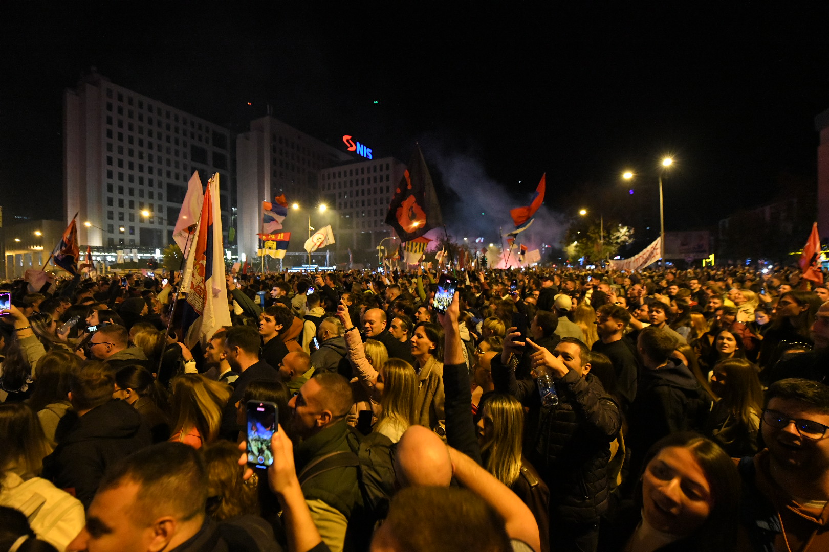 Novi Sad 31.10.2025. Beograđani, najduža kolona pešaka. Građani dočekuju studente koji pešače do Novog Sada kako bi pristustvovali komemorativnom skupu 01. novmebra. Studenti, doček, građani Foto: Amir Hamzagić/Nova.rs