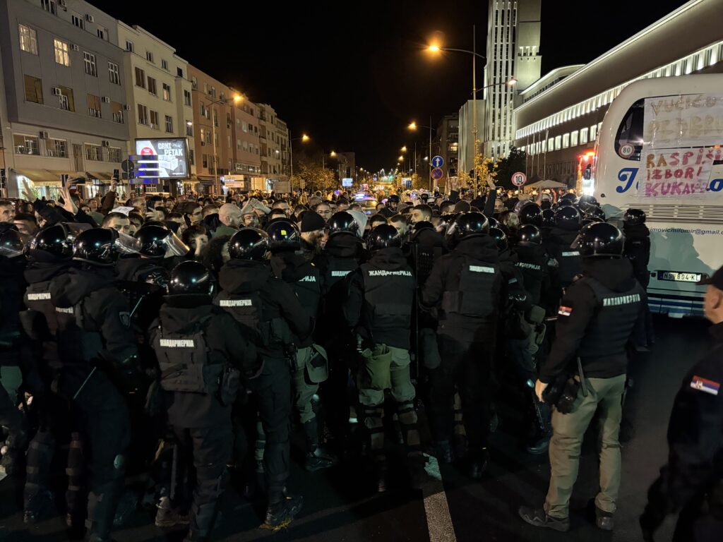Novi Sad 17. novembar 2025. Guranje gradjana i policije ispred Banovine, policija pokusava da odšlepa autobus Milomira Jaćimovića koji štrajkuje glađu Foto:Nova.rs