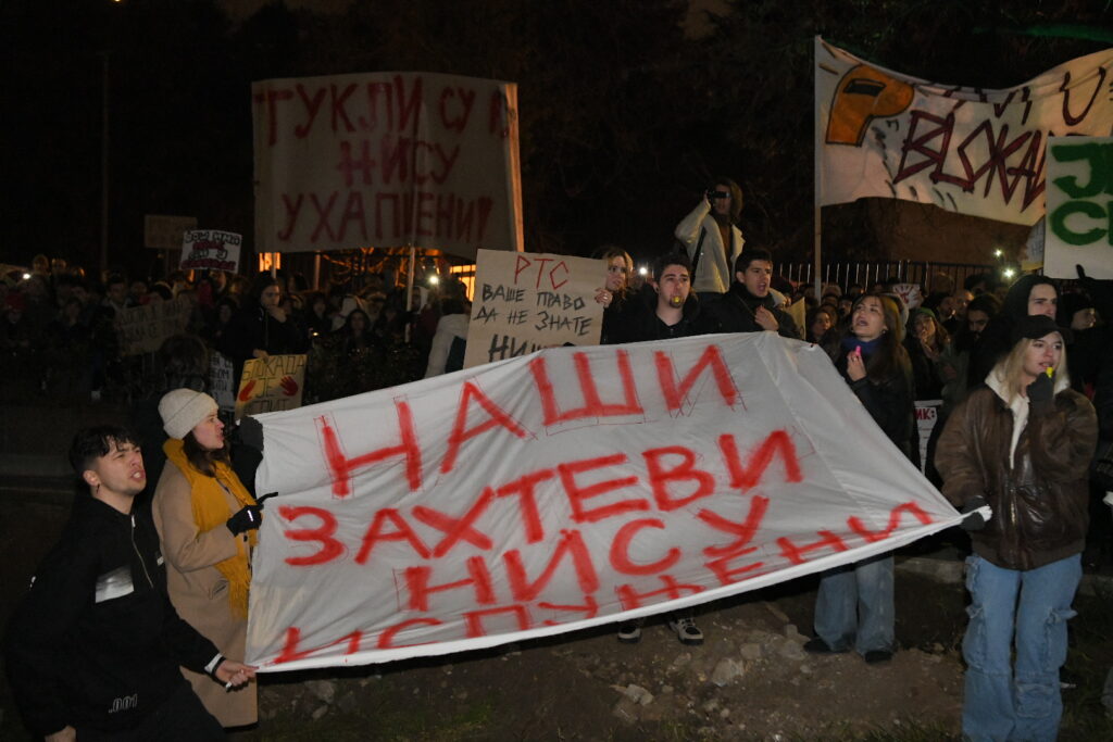 Beograd 12. decembar 2024. Protest studenata ispred Radio televizije Srbije RTS u vreme emitovanja Dnevnika Foto:Amir Hamzagić/Nova.rs