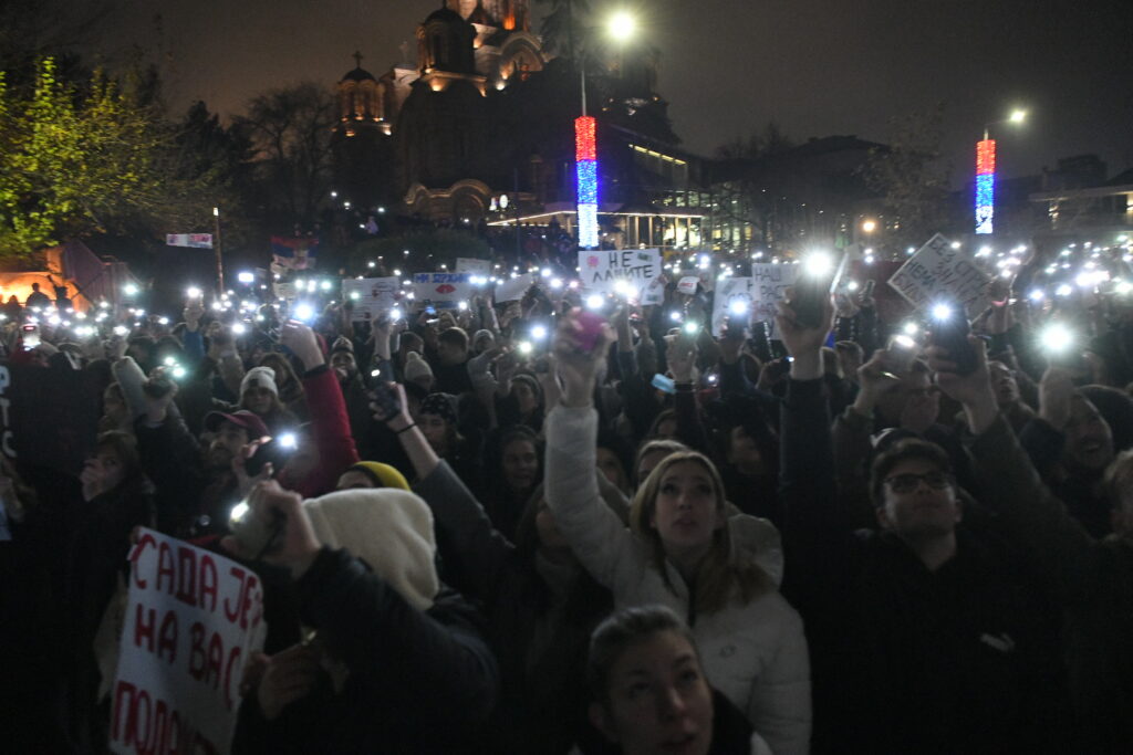 Beograd 12. decembar 2024. Protest studenata ispred Radio televizije Srbije RTS u vreme emitovanja Dnevnika Foto:Amir Hamzagić/Nova.rs
