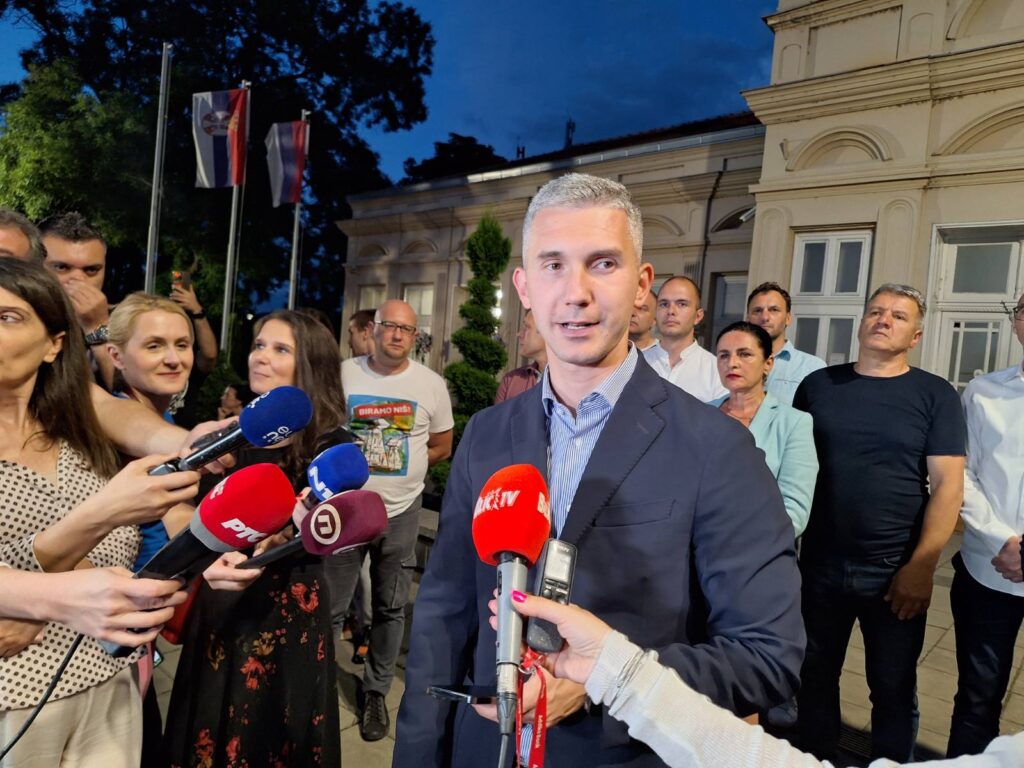 Opozicija se okuplja ispred Gradske izborne komisije u Nišu Foto: Miljana Isailović/Nova.rs