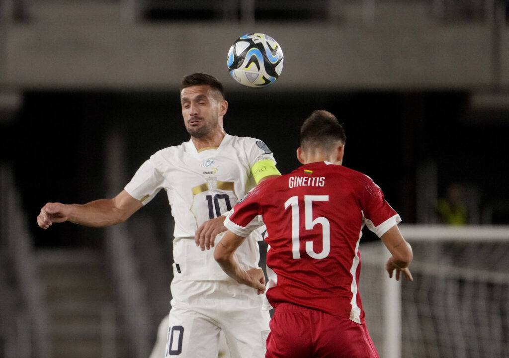 Soccer Football - Euro 2024 Qualifier - Group G - Lithuania v Serbia - Darius and Girenas Stadium, Kaunas, Lithuania - September 10, 2023 Serbia's Dusan Tadic in action with Lithuania's Gvidas Gineitis REUTERS/Ints Kalnins