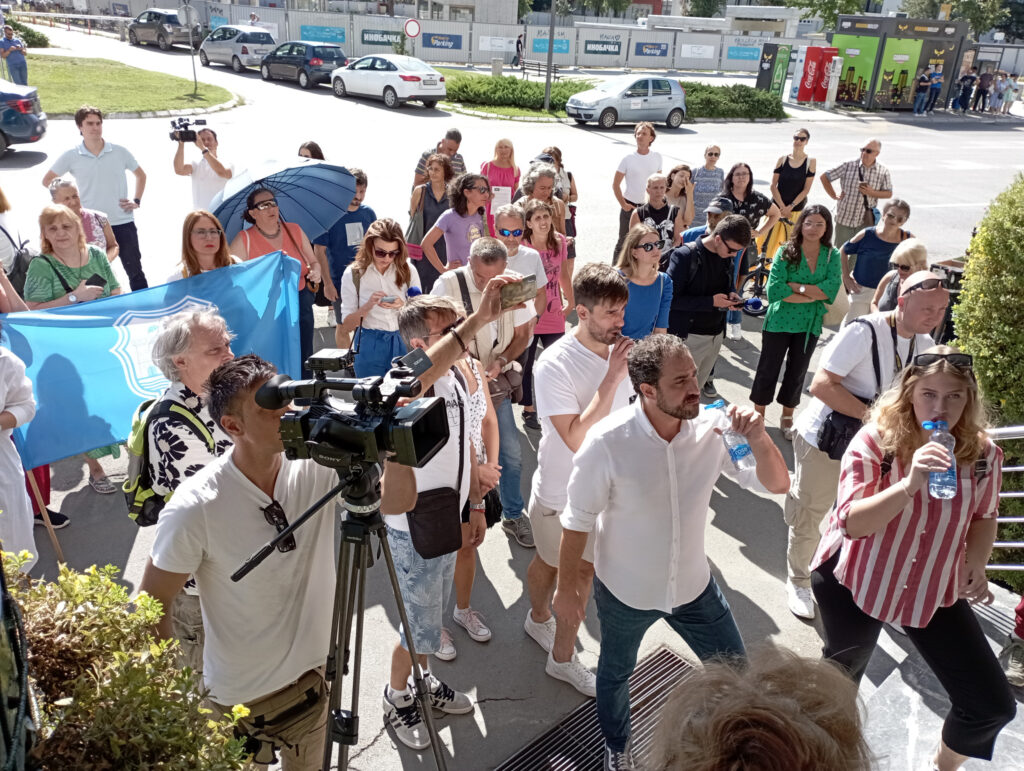 Protest ispred Skupštine grada protiv "Novog Sada na vodi"