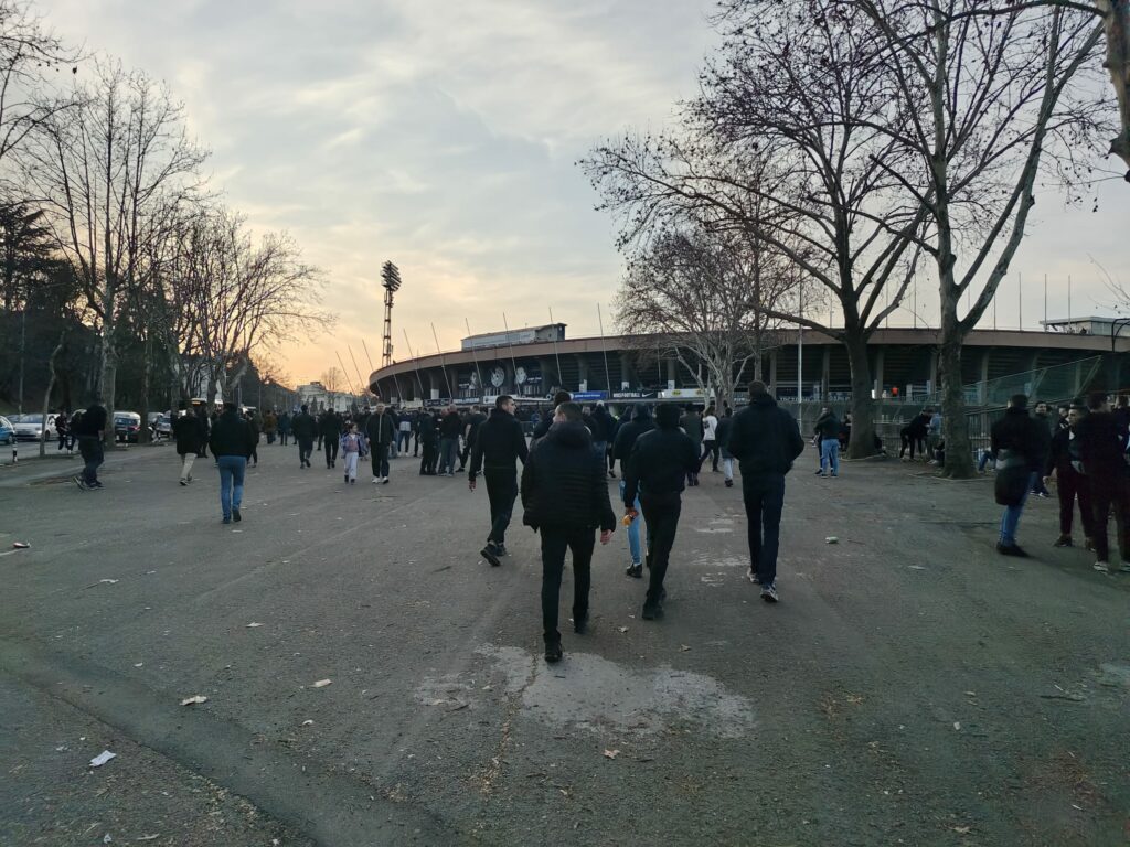 grobari protestuju ispred stadiona partizana, udarili na vučelića i vezuru