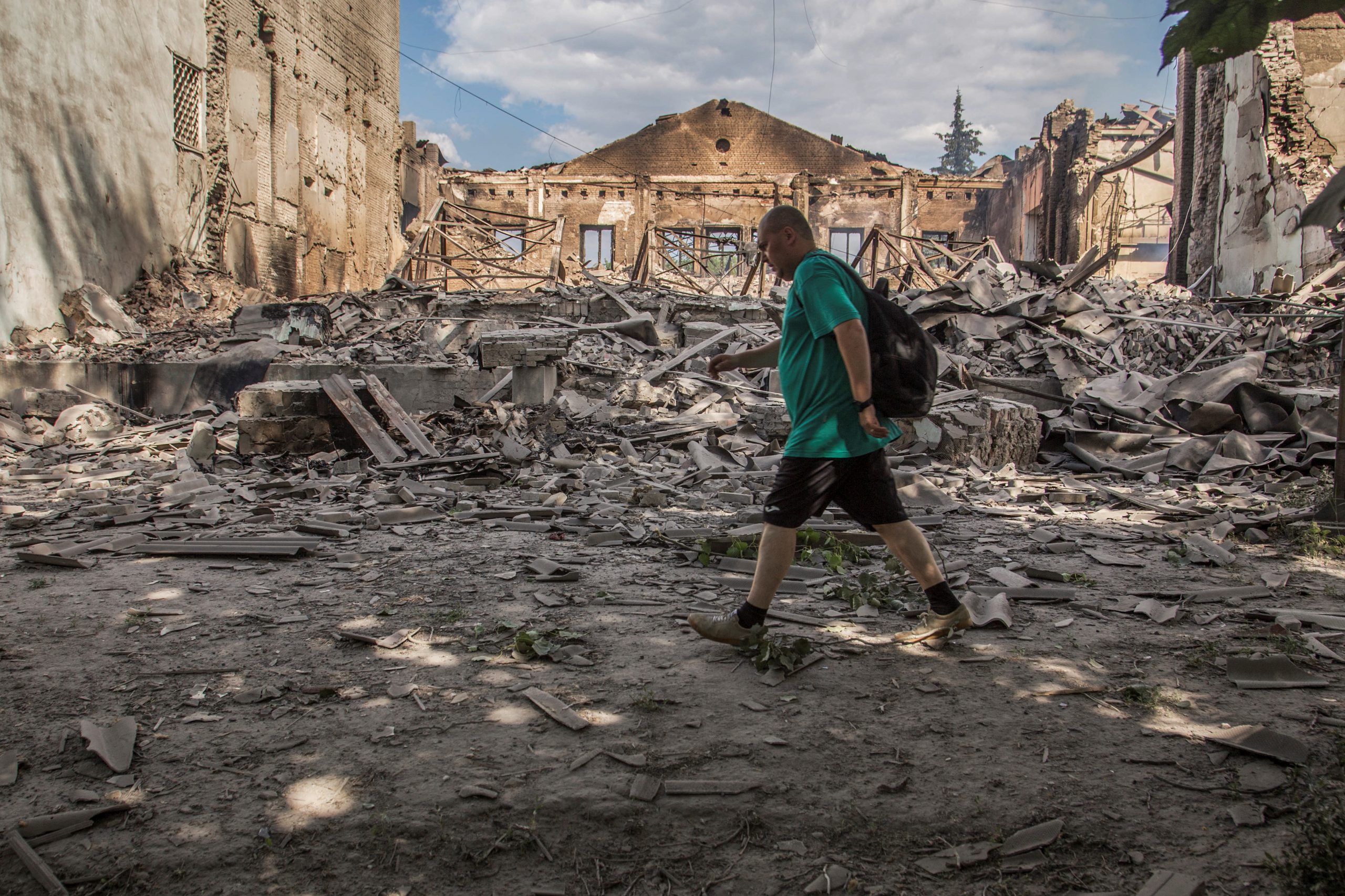 A local resident walks in a front of a building destroyed by a military strike, as Russia's attack on Ukraine continues, in Lysychansk, Luhansk region, Ukraine June 17, 2022.  REUTERS/Oleksandr Ratushniak