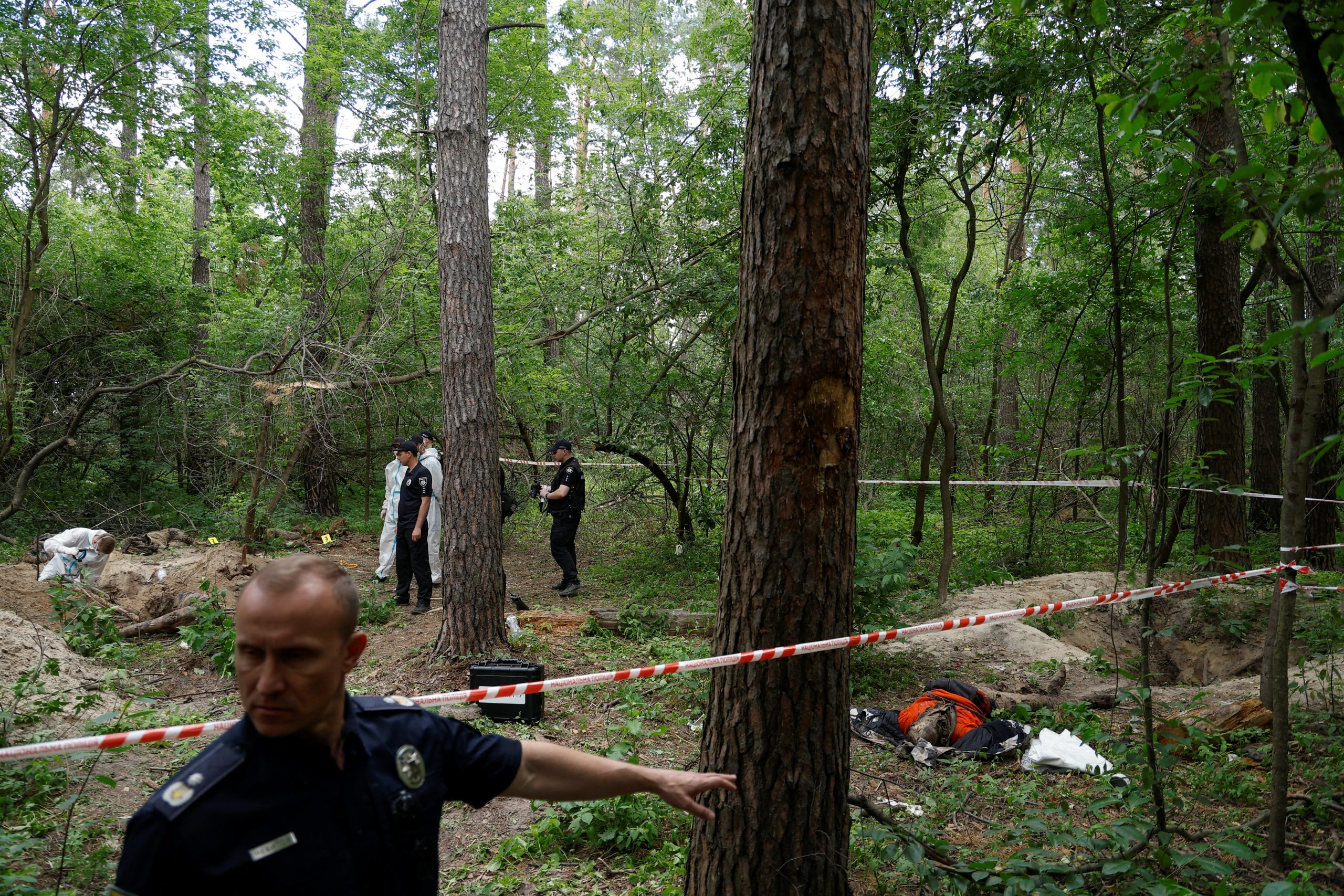 1655138270-2022-06-13T143745Z_190466810_RC20RU9RGQ6L_RTRMADP_3_UKRAINE-CRISIS-EXHUMATION-BUCHA-scaled.jpg