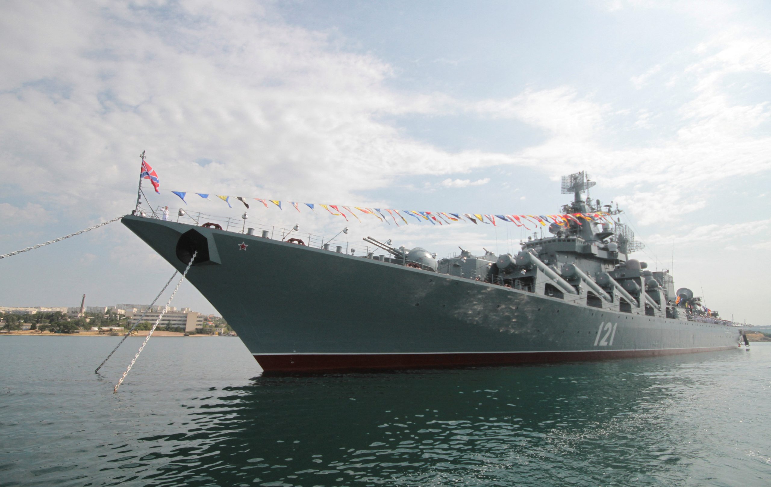 Ratni brod Moskva
FILE PHOTO: The Russian missile cruiser Moskva is seen during a rehearsal for the Navy Day parade in the Black Sea port of Sevastopol, Crimea, July 27, 2017. REUTERS/Pavel Rebrov/File Photo
