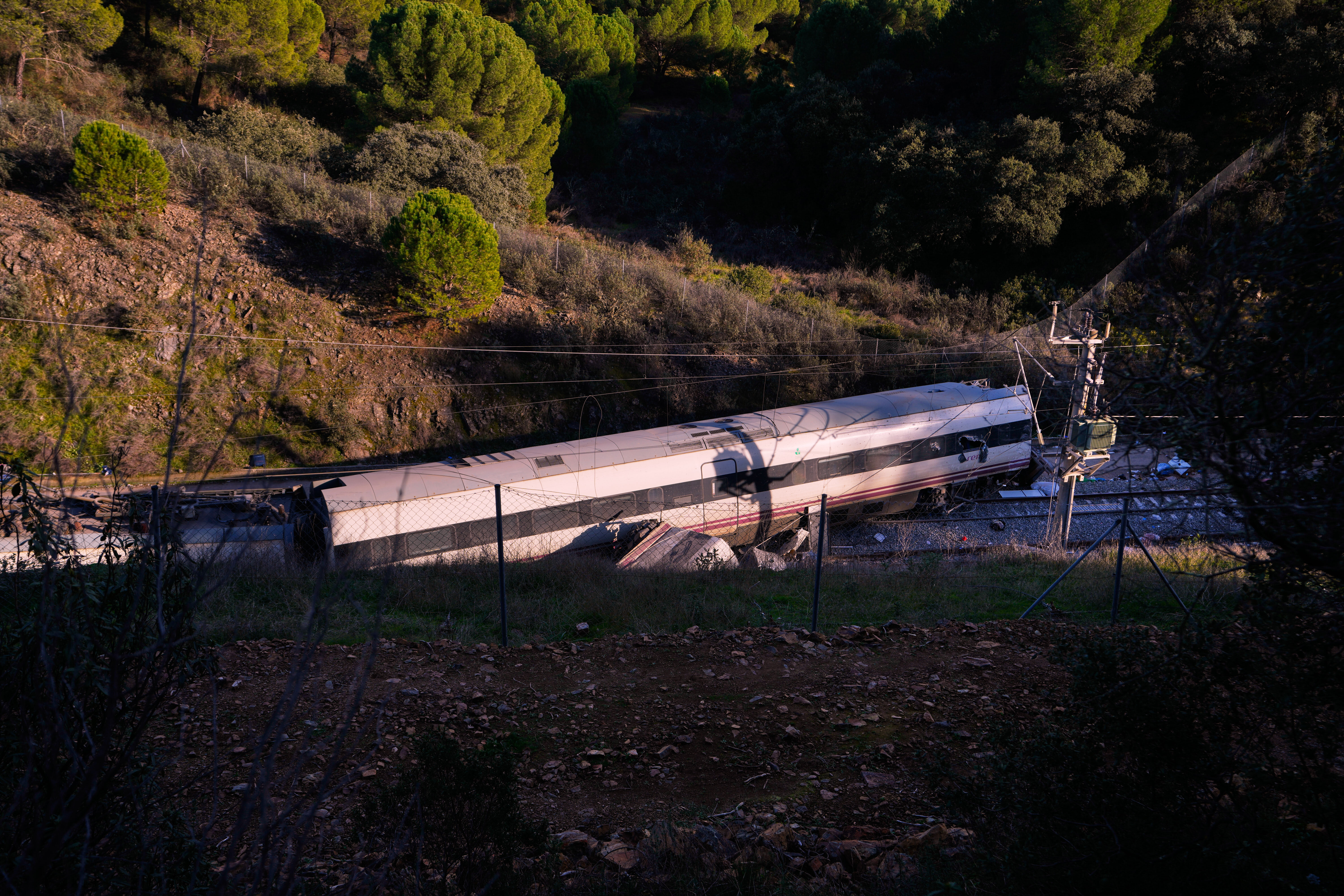 Part of a wrecked train is photographed at the site of a train collision in Adamuz, southern Spain, Monday, Jan. 19, 2026. (AP Photo/Manu Fernandez)