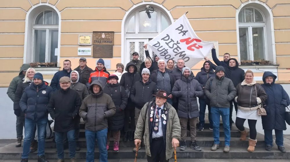 U Užicu protest zbog deponije „Duboko“, građani blokirali ulaz u Gradsku upravu